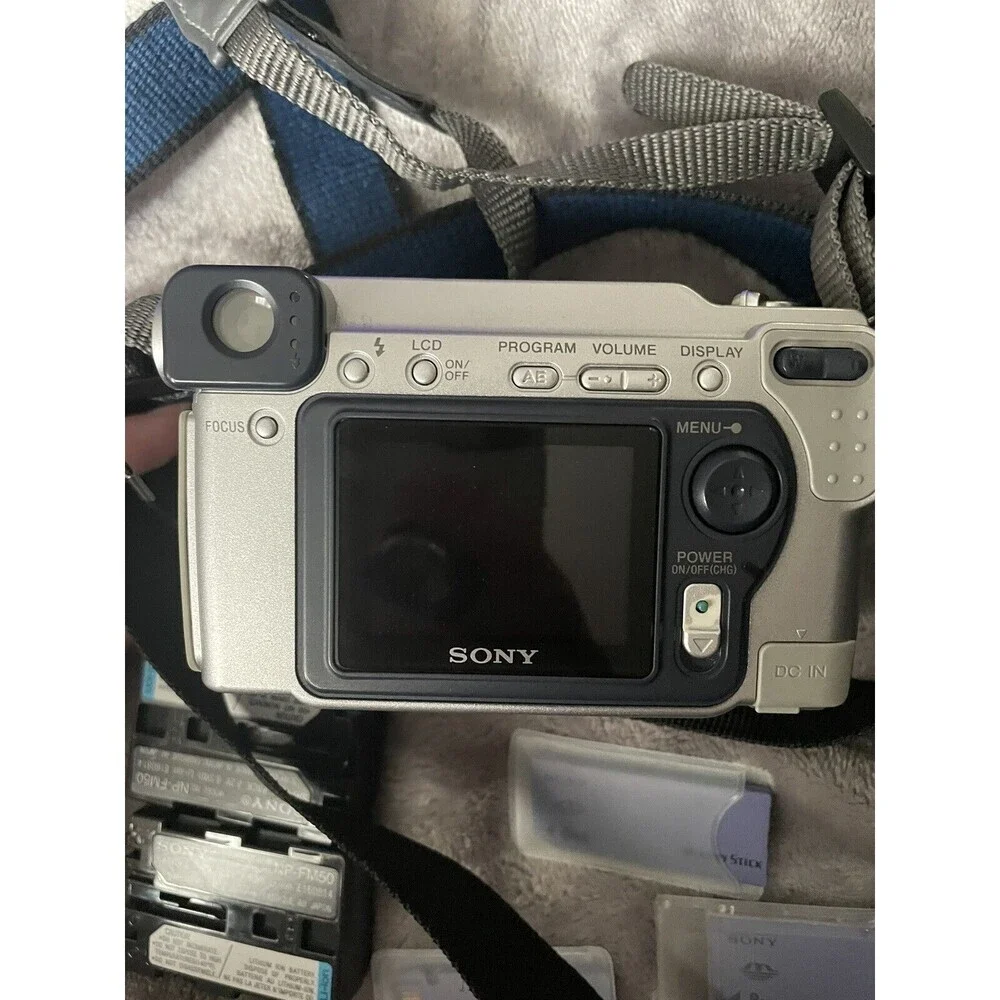 Sony stamina 2002.5 cyber shot camera 3.3 megapixels With Bag not Tested ￼￼